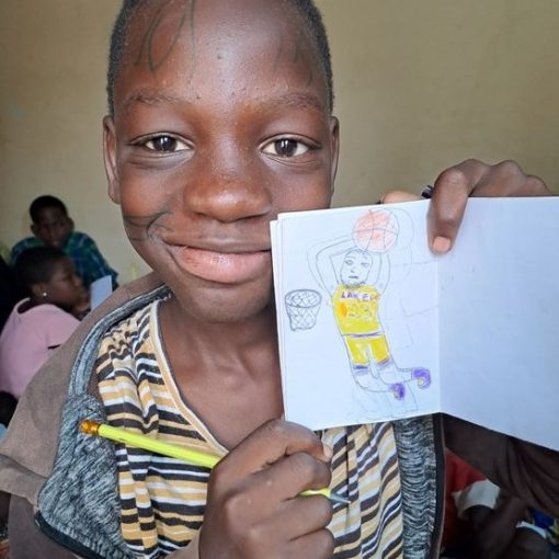 L'enfant exhibait fièrement son idole, Kobe Bryant.